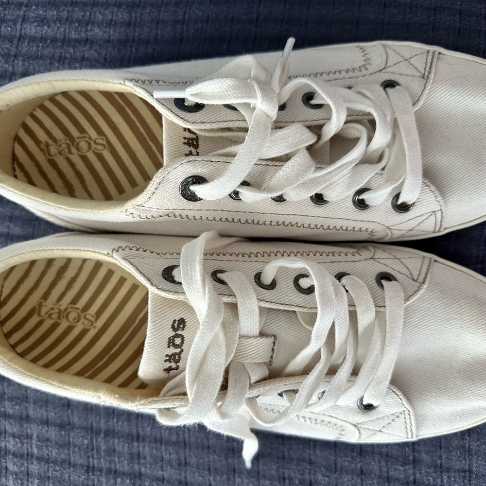Taos Star white sneakers